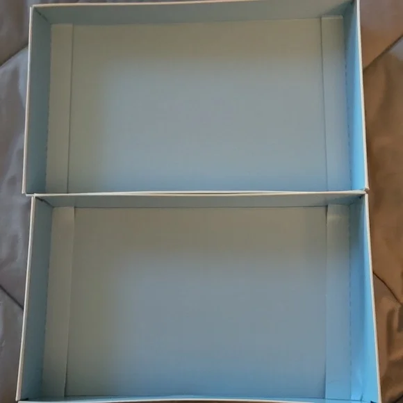 Coach Cream Box with Iconic Logo - Picture 4 of 5